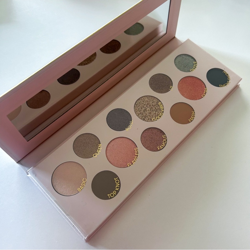 NWOB Quo Ooh La La Eyeshadow Palette